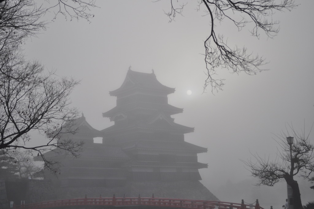 霧　晴れず