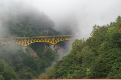 霧に浮かぶ橋
