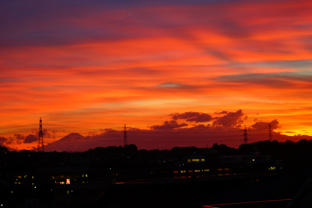 真っ赤な夕焼けと富士