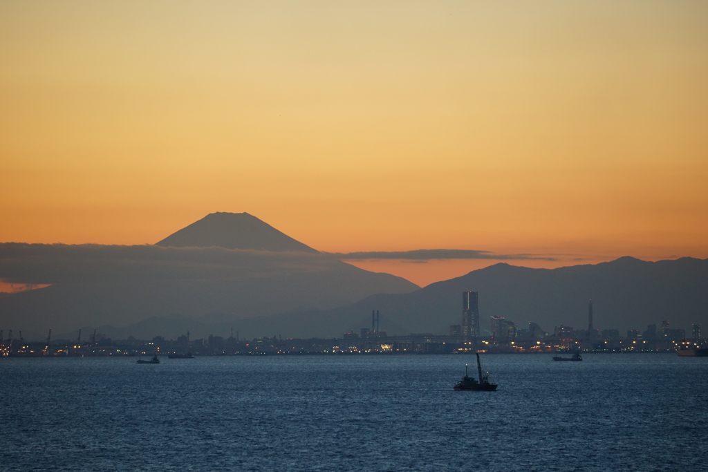 夕暮れの富士と横浜港