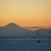 夕暮れの富士と横浜港