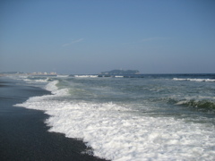 辻堂海岸より江の島を見る