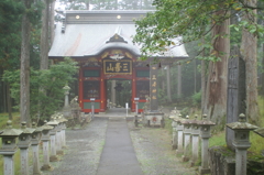 霧にむせぶ山門と灯篭