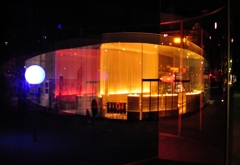 夜の美術館　カラーオブジェの曲反射