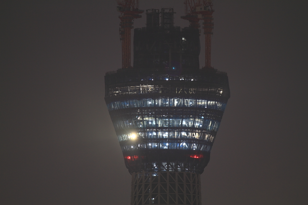 「天空の樹」夜間建築中