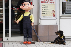 ペコちゃんが犬連れてるよ！