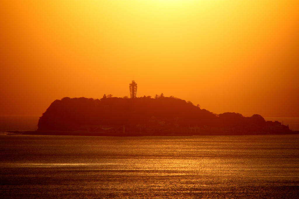 夕に浮かぶ島・江ノ島