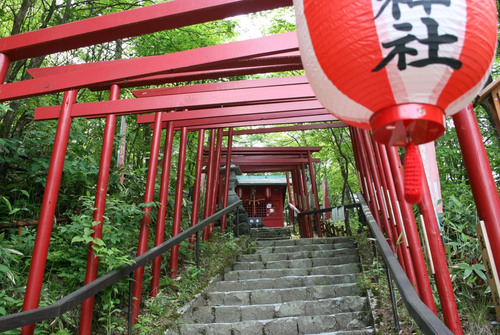 続く朱
