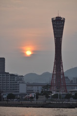 ポートタワーと夕日