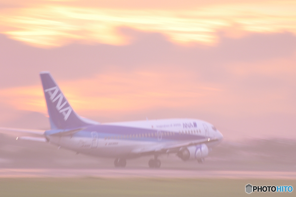 鹿児島空港にて　夕映えの中へ離陸