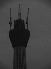 花火の後ろには…