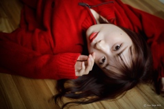 赤いリップスティック、赤いセーター