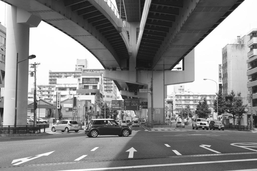 高速道路の高架下
