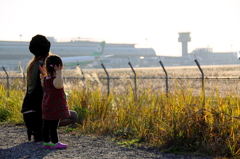 母と娘とススキと飛行機