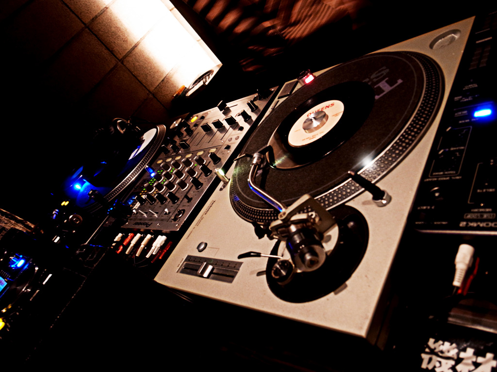 DJ