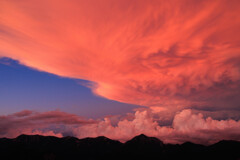 パノラマ銀座の上に広がる夕焼けの雲