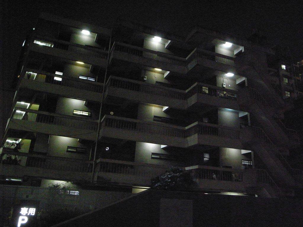 マンション裏の灯り