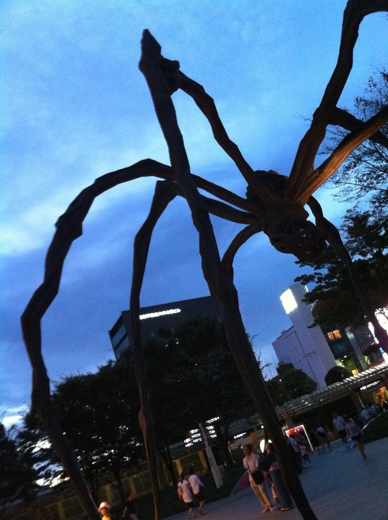 クモの彫刻