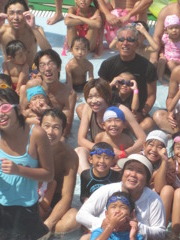 水浴びをする人々