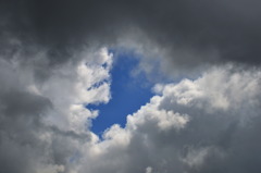 雨雲の向こうに・・・