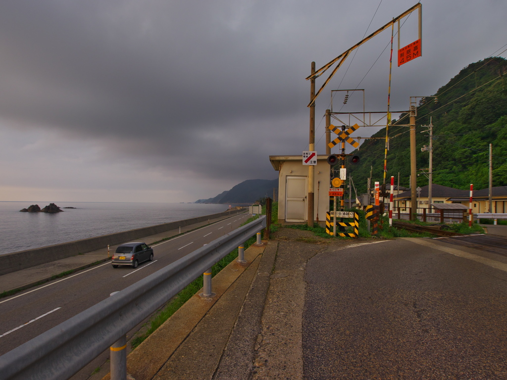 夕暮れの踏み切り