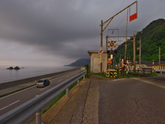 夕暮れの踏み切り
