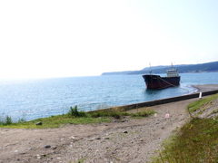 見知らぬ海岸の船