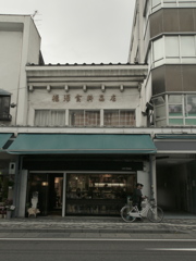古い屋根の下