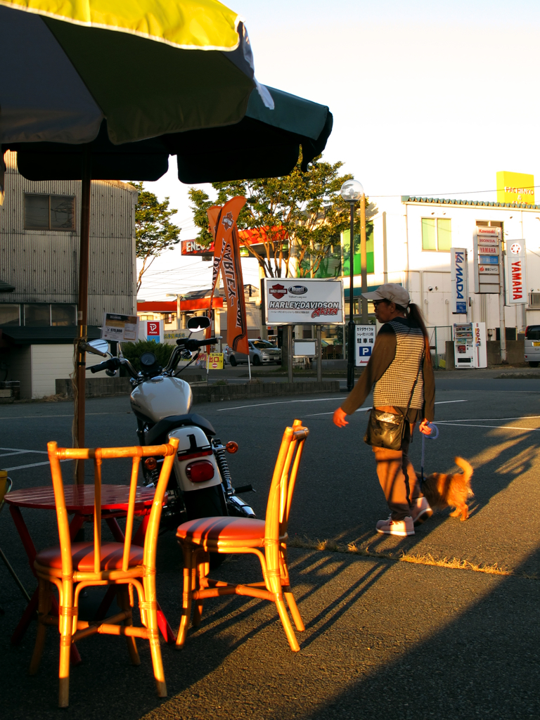 バイク屋の店先で