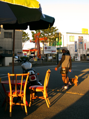 バイク屋の店先で