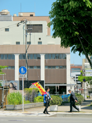 旗持つ人