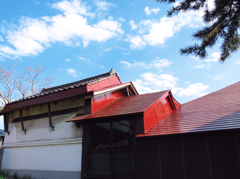 赤い屋根と空