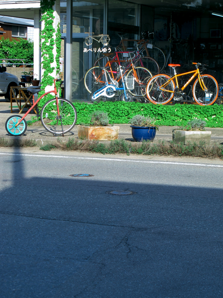自転車屋の前で