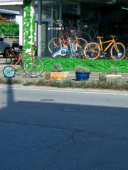 自転車屋の前で