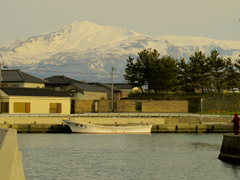 鳥海山の見える港