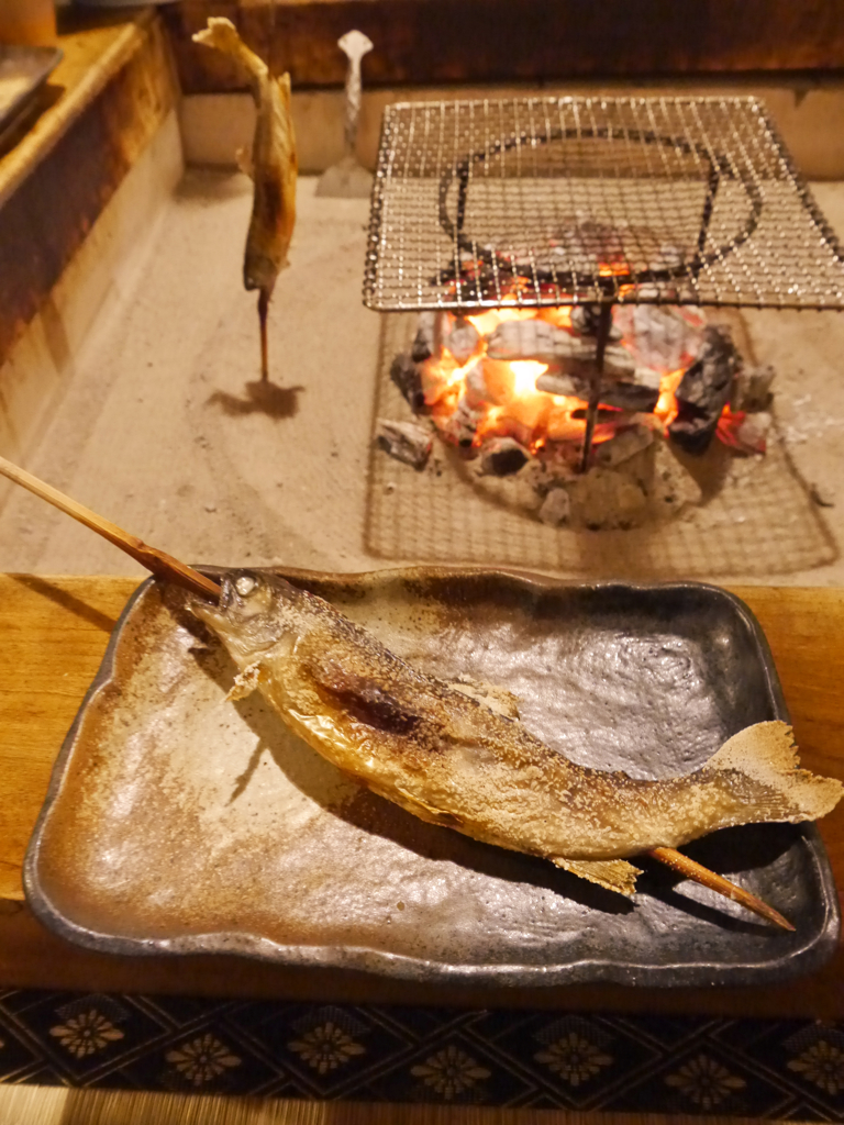 囲炉裏と岩魚