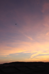 夕焼けと砂丘と飛行機