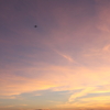 夕焼けと砂丘と飛行機