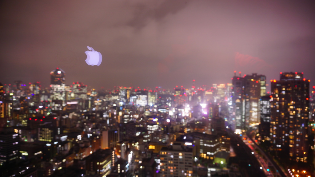 東京の空に浮かぶアップル