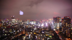 東京の空に浮かぶアップル
