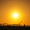 大きな夕日の帰り道