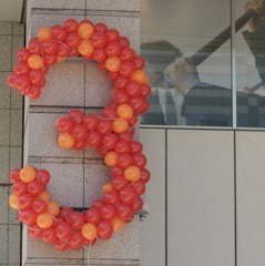 ３