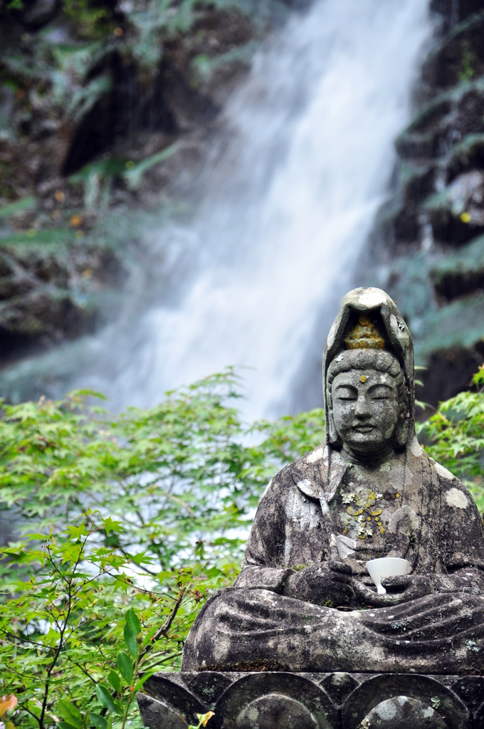 滝と仏像