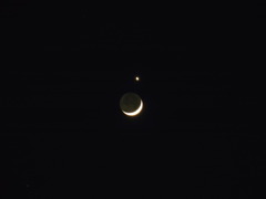 月。おそらく金星と