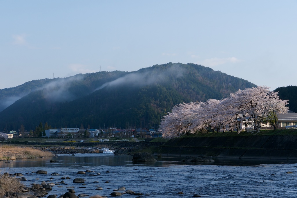 早朝の山里