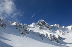 雪山と飛行機雲