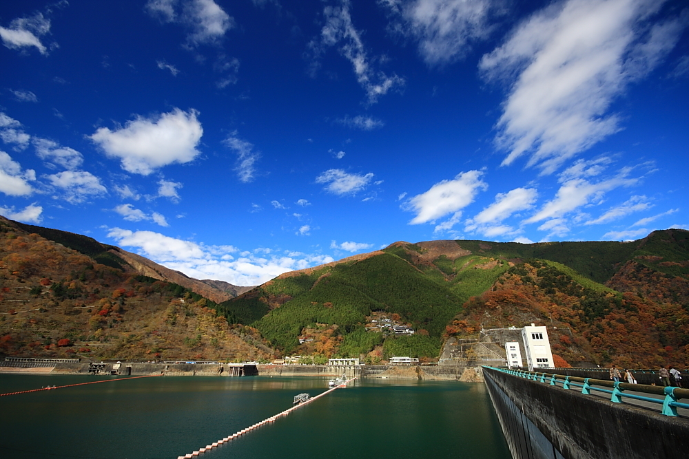 光浴びる山肌