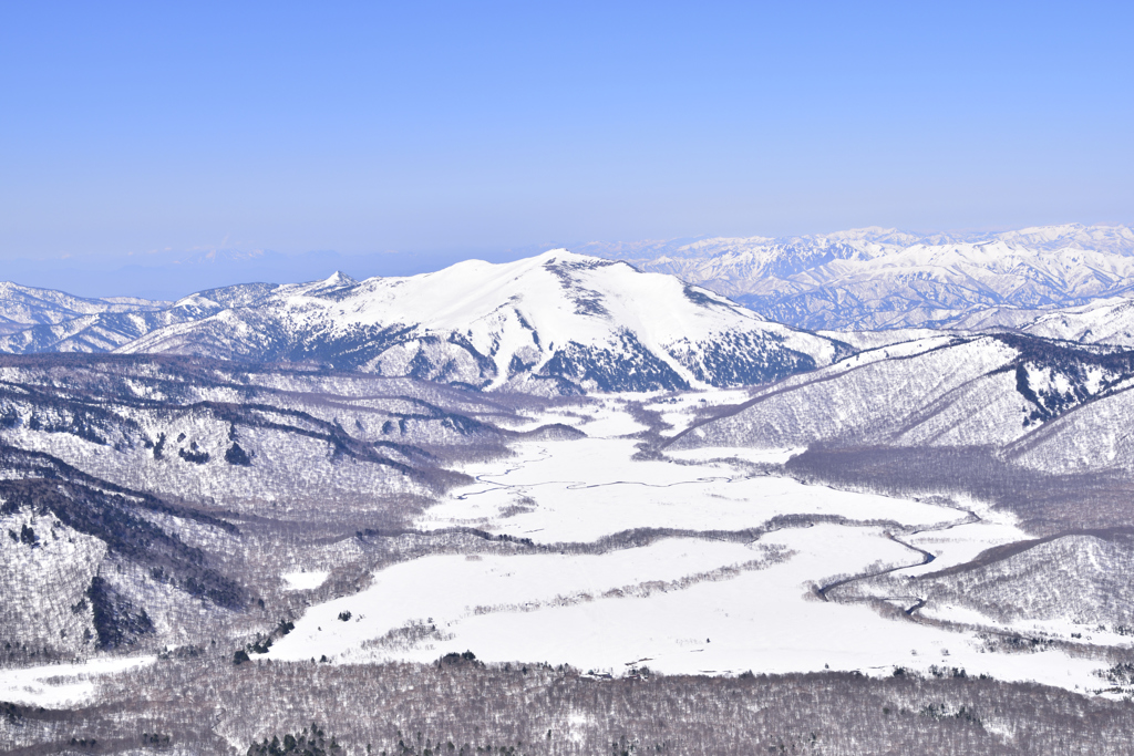 燧ケ岳からの至仏山と純白の尾瀬ヶ原