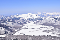 燧ケ岳からの至仏山と純白の尾瀬ヶ原