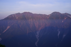 早朝の谷川岳